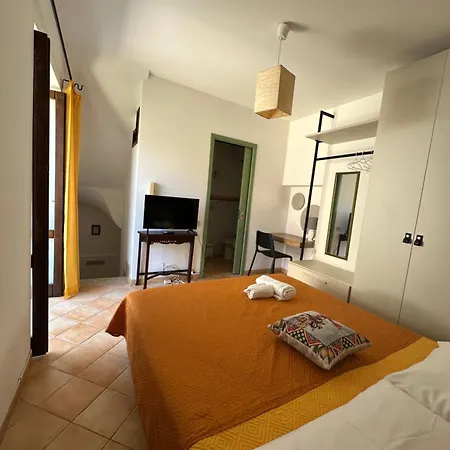 Domus Aurea Borgo House تْشيفالو